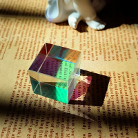 صورة منشور سحري زجاج بصري صغير كريستال ، تصميم ثنائي كروي ، منشور ، دمج RGB ، فاصل ، سداسي السطوح ، مكعب X ، 1