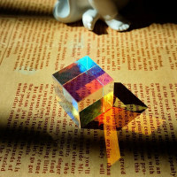 صورة منشور سحري زجاج بصري صغير كريستال ، تصميم ثنائي كروي ، منشور ، دمج RGB ، فاصل ، سداسي السطوح ، مكعب X ، 1