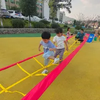 صورة معدات التدريب الحسية للأطفال ، الدعائم لعبة الأنشطة الرياضية الممتعة ، اللعب في الهواء الطلق ، سلم الاختباء لرياض الأطفال ، ألعاب ذكية في الهواء الطلق