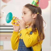 صورة لعبة البوق للأطفال ، تهب الموسيقى ، أدوات اللعب ، لعبة للعب ، صافرة ، لعب الذكور والنساء