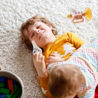صورة لعبة البوق للأطفال ، تهب الموسيقى ، أدوات اللعب ، لعبة للعب ، صافرة ، لعب الذكور والنساء