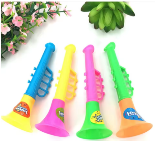 صورة ألعاب بلاستيكية يمكن لعبها بقرن مزدوج، وهدايا أدوات لعب صغيرة كرتونية، وهدايا ألعاب مبتكرة للأطفال