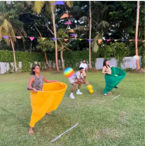 صورة طفل الكبار الجدة السراويل ساحة لعبة علامة المخاريط ألعاب الميدان شمل الأسرة العملاق في الهواء الطلق الكرة الحسية القذف لعبة مجموعة ألعاب