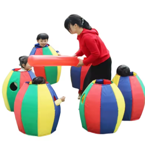 صورة لعبة البطريق المثيرة للأطفال ، الرياضة في الهواء الطلق ، اللعب المرح ، اللعب الخلد ، الدعائم بناء الفريق ، الألعاب